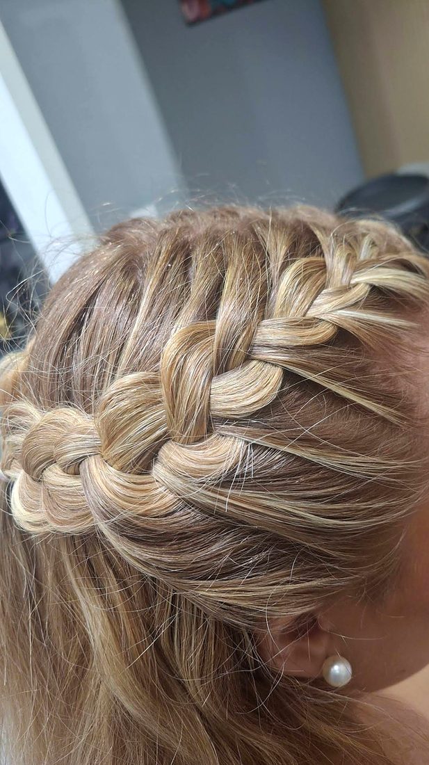 Trança lateral em cabelo loiro com madeixas