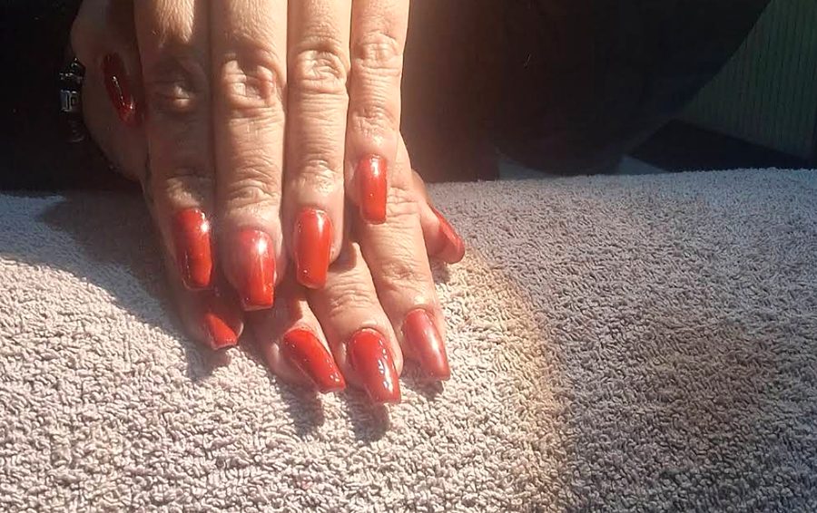 Unhas compridas pintadas de vermelho